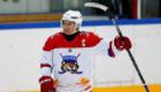 بالفيديو.. بوتين يظهر مهاراته في هوكي الجليد بهاتريك رئاسي