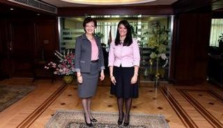 الوزيرة المصرية يمينا خلال لقائها مسؤولة البنك الأوروبي