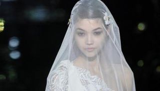 جانب من عرض الأزياء