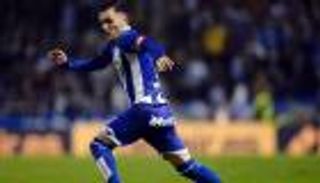 مهاجم ألافيس يوضح موقفه من انتقاله المحتمل لبرشلونة