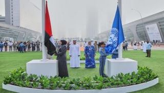 رفع علمي الإمارات والأمم المتحدة في أول أيام المنتدى