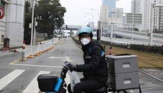 عامل توصيل يتبع شركة علي بابا - رويترز