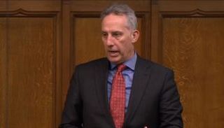 النائب إيان بيزلي عضو 