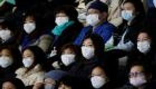 بالصور.. مخاوف كورونا تسيطر على مدرجات بطولة التزلج على الجليد