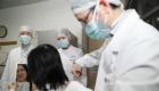 "قص الشعر".. تضحية أطباء الصين لمواجهة "كورونا"