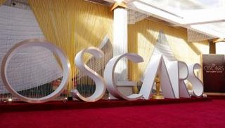 السجادة الحمراء تستعد لاستقبال نجوم الأوسكار
