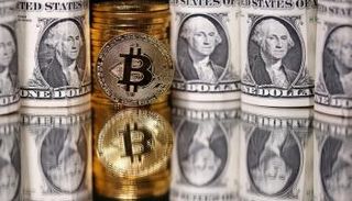 عملة بيتكوين تخطت حاجز العشرة آلاف دولار - رويترز