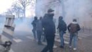 تفريق محتجي "السترات الصفراء" بالغاز واعتقال 32 فرنسيا