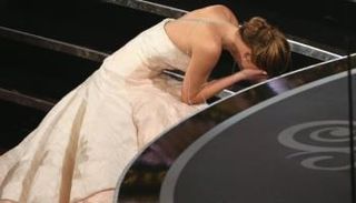 سقطة جينيفر لورنس خلال تسلمها أوسكار أفضل ممثلة