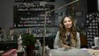  بتقنية الأكريليك.. فنانة أظافر ترتقي لمصاف مصممي المجوهرات 