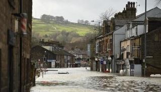 العاصفة تغرق الشوارع بالأمطار 