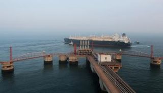 ناقلة غاز طبيعي بعد تفريغها في محطة تابعة لبتروتشاينا – رويترز