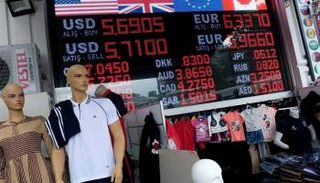 مكتب صرف عملات في إسطنبول - رويترز