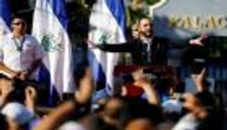 أنصار رئيس السلفادور يضغطون على البرلمان بشأن قرض تعزيز الأمن