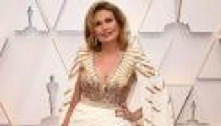 يسرا بإطلالة فرعونية على السجادة الحمراء في الأوسكار