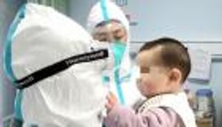 رضيع صيني يحارب "كورونا" وغياب والديه في أحضان الممرضات