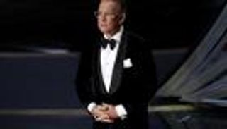 "تمارين ضغط" في الأوسكار.. توم هانكس يتحدى ضابطا