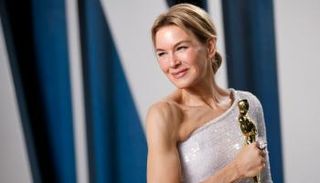 إطلالة رينيه زيلويجر خلال تسلمها جائزة الأوسكار
