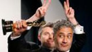 15 لقطة خلدت سعادة وجنون نجوم الأوسكار