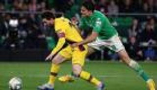 وصفته بالفضيحة.. الإعلام الإسباني يهاجم حكم ريال بيتيس وبرشلونة