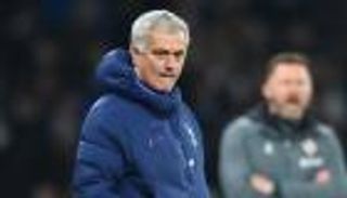 صحيفة بريطانية تعيد مورينيو إلى حروبه الكلامية