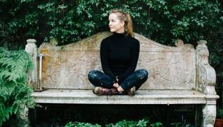 الرسامة البريطانية جيلي جرين تختار العزلة تنفيذا لوصية موهبتها