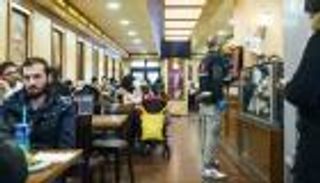 فوجئت بالمخاض.. ألمانية تلد في مطعم بمساعدة نادلة