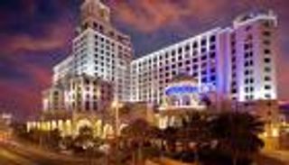 الإمارات توسع نطاق رد الضريبة للسياح بالمراكز التجارية والفنادق