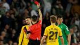 الاتحاد الإسباني يعاقب حكم مباراة ريال بيتيس وبرشلونة