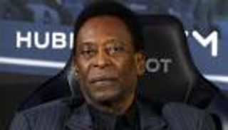 مكتئب ويشعر بالعزلة.. نجل بيليه يكشف حالة أسطورة البرازيل