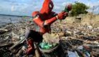 سبايدرمان "جامع قمامة" في إندونيسيا