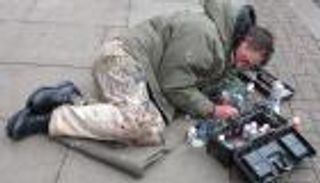 الفن يعيد التدوير.. "رجل العلكة" يبدع في لندن