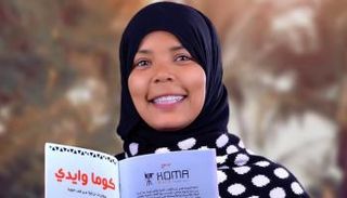 المصرية حفصة مع كتيب "كوما وايدي"