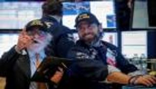 وول ستريت تصعد مع استئناف المصانع نشاطها في الصين