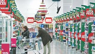 عملاء يتسوقون بمتجر سينسيبري في لندن