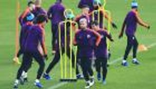 مانشستر سيتي يستعين بمطرب مصري لمواجهة الفترة الصعبة