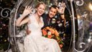 على طريقة أميرات أفلام ديزني.. ثنائي يحتفل بالزفاف