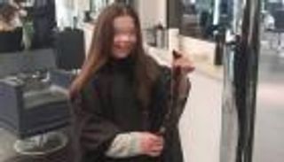 بعد معاناة والدتها مع السرطان.. طفلة تهدي شعرها لمرضى الأورام