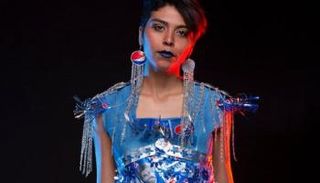 فساتين من عبوات المشروبات الغازية