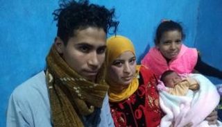 والدا الطفلة ياسمين في أول ظهور للأسرة