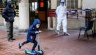 الناجون من كورونا.. النساء والأطفال الأكثر حظا