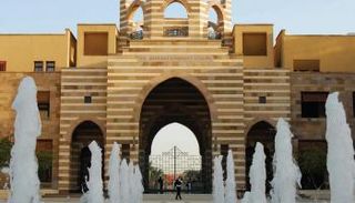 عرض ثلاثي الأبعاد عند بوابة الجامعة الأمريكية بالقاهرة يصور  الهندسة المعمارية