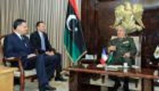 ماكرون يدعو حفتر إلى زيارة باريس