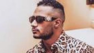 محمد رمضان يضع الطيار الموقوف في ورطة بفيديو جديد 