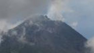 بعد 10 سنوات.. بركان "ميرابي" في إندونيسيا ينفث رماده