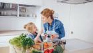 نصائح لاختيار الغذاء الصحي للطفل.. ابتعدوا عن العصائر الصناعية