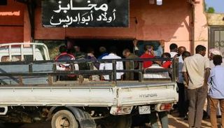 تجمع أمام أحد المخابز بالسودان - أ ف ب