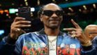 بعد إهانتها.. سنوب دوج يعتذر لمقدمة تلفزيونية شهيرة