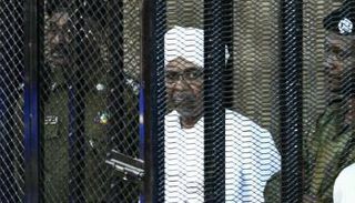  الرئيس السوداني المعزول عمر البشير خلال محاكمته بتهم الفساد