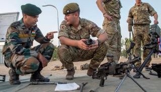 جندي بالجيش الهندي يشارك في المناورات